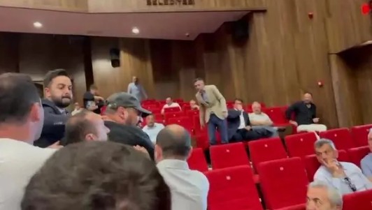 CHP Kocaeli toplantısında gergin anlar: Milletvekilinin kuzeni tehdit etti!